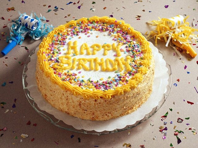 Chiếc bánh sinh nhật tông màu vàng dễ thương