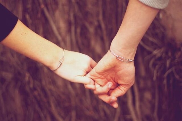 Hình ảnh lãng mạn về đôi tay nam nữ nắm lấy nhau
