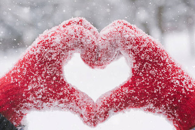 Một đôi găng tay tạo hình trái tim dễ thương giữa trời tuyết rơi