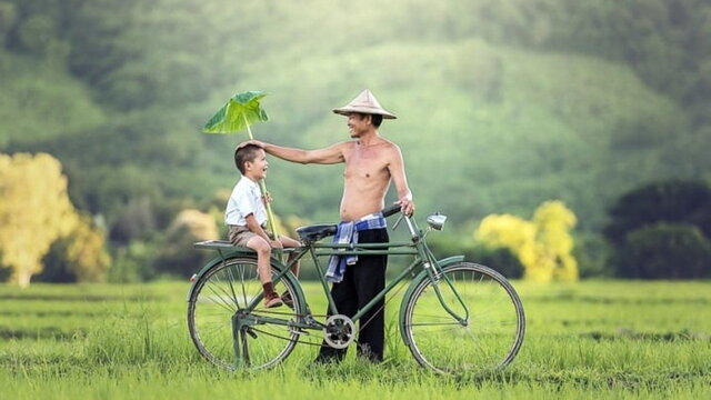 Tuổi thơ bên cạnh người cha và chiếc xe đạp cũ